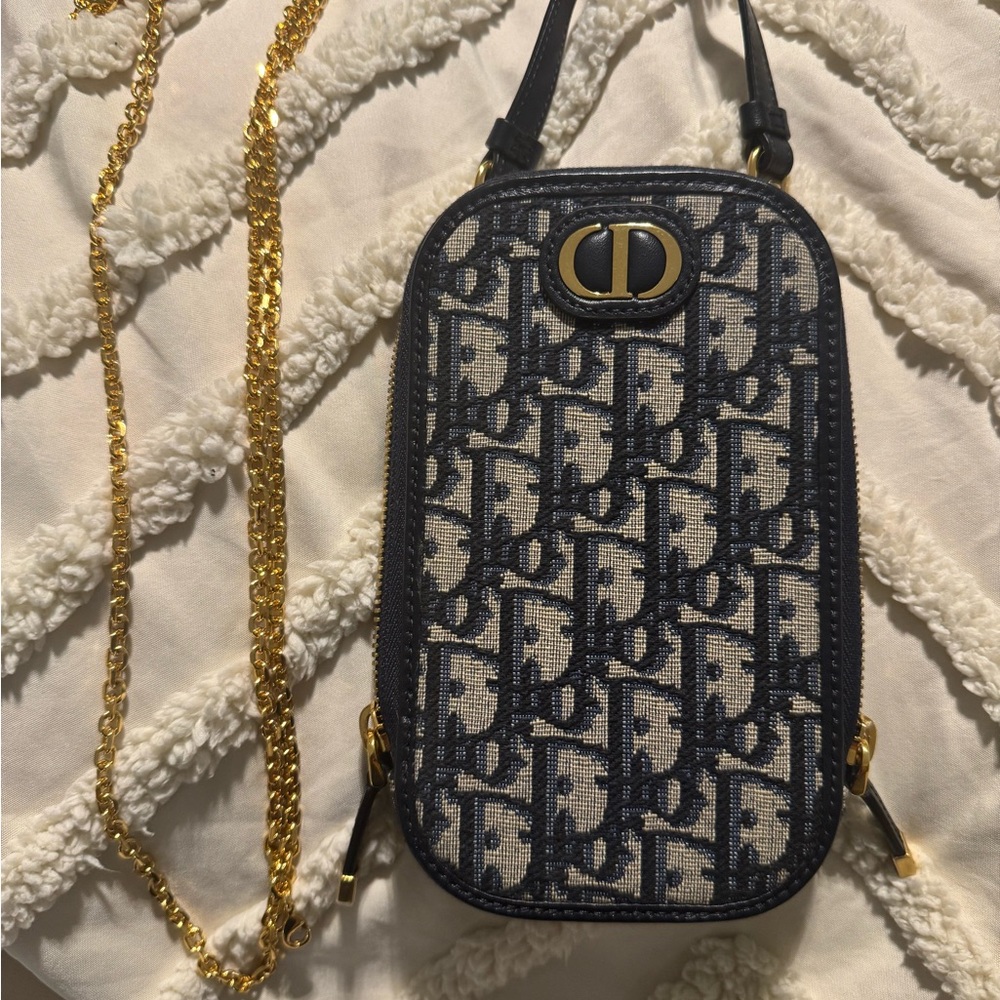 30 Montaigne Call'in Dior Phone Holder
Blue Dior Oblique Jacquard with chain